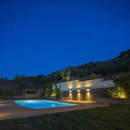 Rocca Dei Saraceni Farm stay Regalbuto